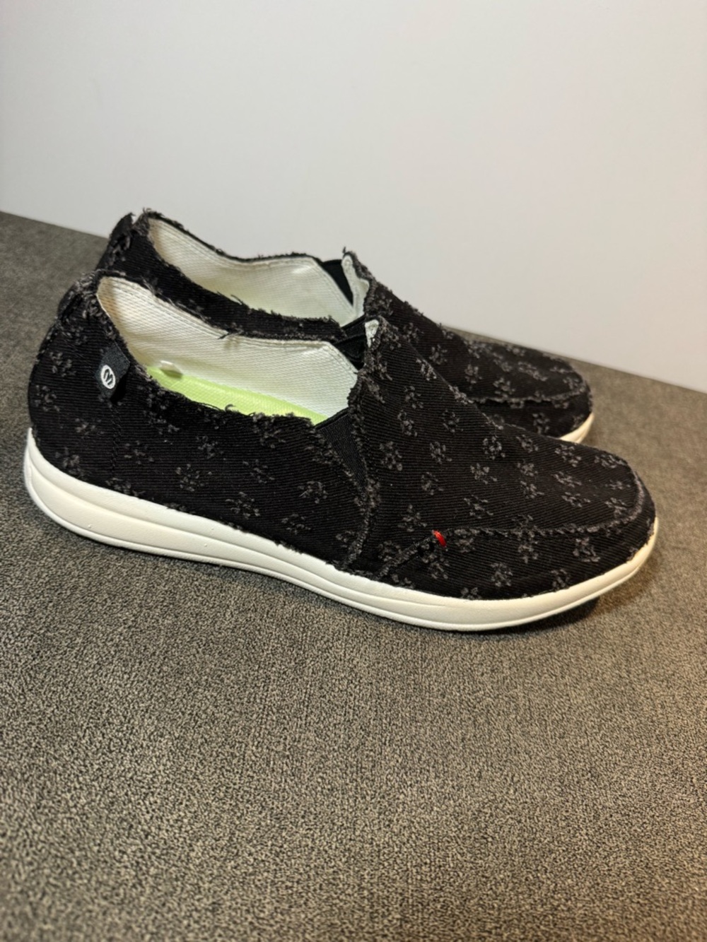 Minnetonka Flats Black Floral Slip-On Shoes Women's Size 8.5